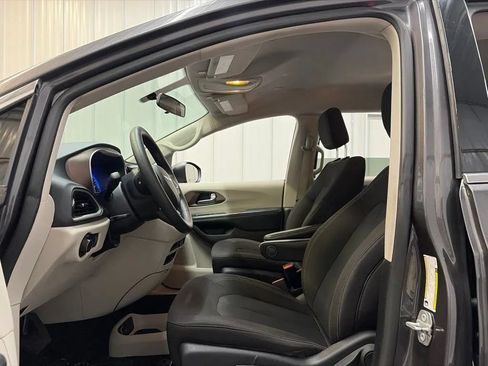 Used 2021 Chrysler Voyager L FWD image 11