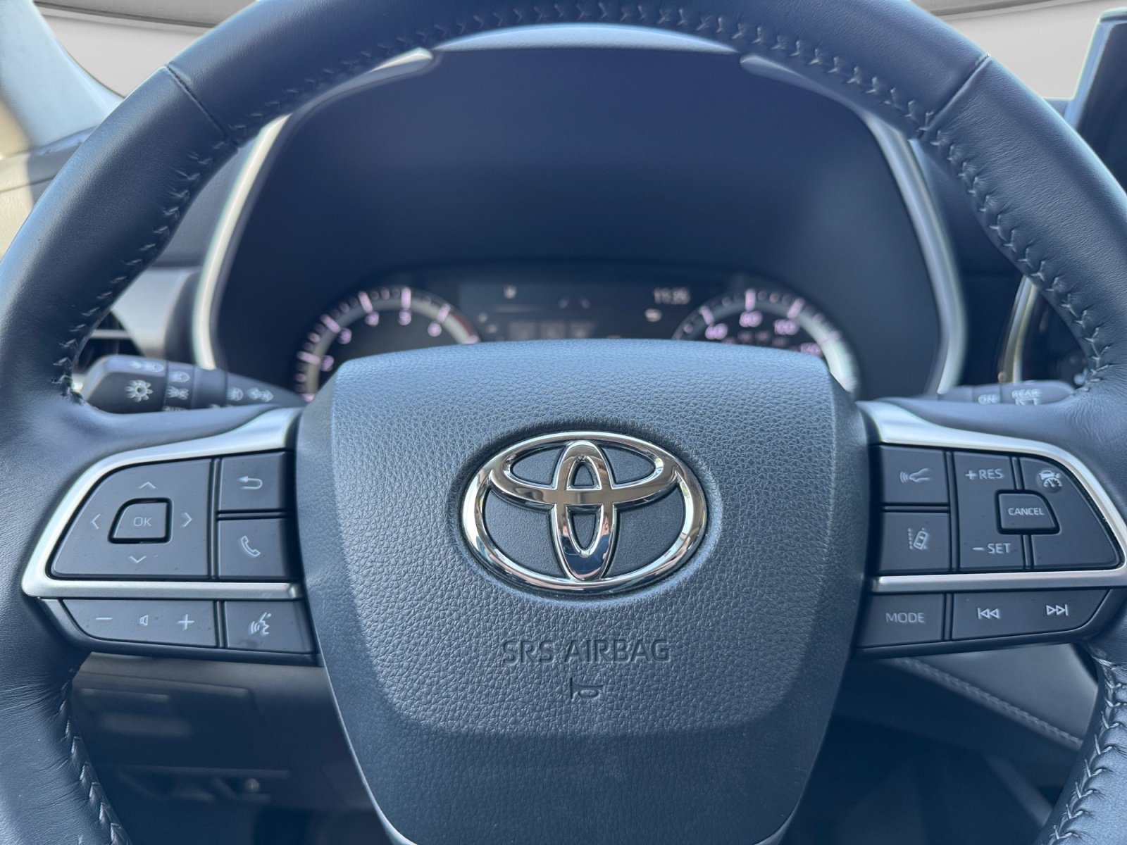 Used 2023 Toyota Highlander XLE AWD/4WD image 20