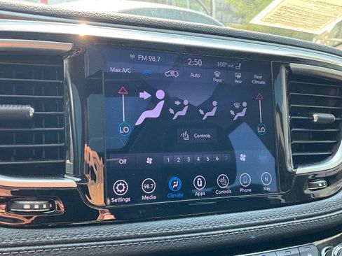 Used 2019 Chrysler Pacifica Limited w/ Tire & Wheel Group FWD image 8