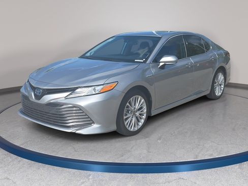 Used 2020 Toyota Camry XLE w/ Sunroof Package FWD image 1