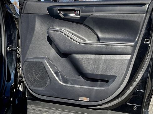 Used 2021 Toyota Highlander XLE AWD/4WD image 11