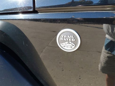 Used 2018 Jeep Wrangler Unlimited Sahara image 25