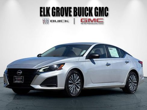 Used 2024 Nissan Altima 2.5 SV FWD image 8