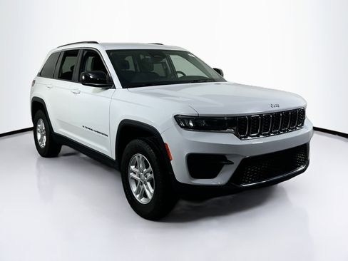 Used 2023 Jeep Grand Cherokee Laredo image 3
