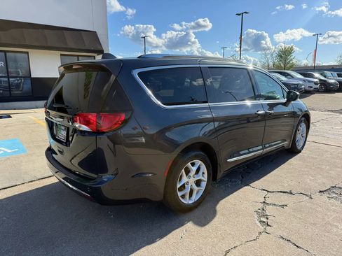 Used 2020 Chrysler Pacifica Touring-L FWD image 16