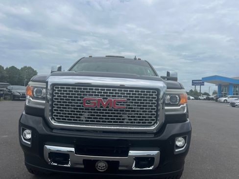Used 2016 GMC Sierra 2500 Denali w/ Duramax Plus Package AWD/4WD image 4