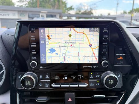 Used 2021 Toyota Highlander XLE AWD/4WD image 37
