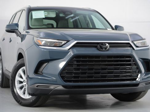 Used 2024 Toyota Grand Highlander XLE image 4