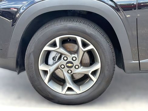 Used 2025 Chevrolet Trax LT FWD image 13