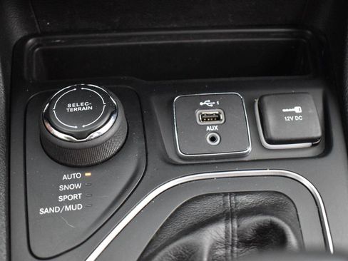 Used 2019 Jeep Cherokee Latitude Plus image 23