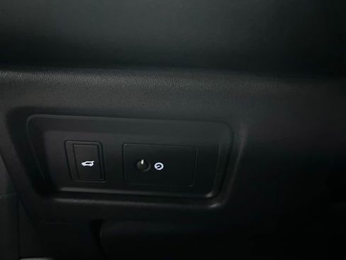 Used 2019 Land Rover Discovery Sport SE image 23