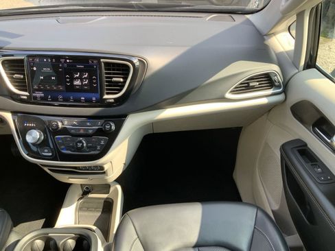Used 2023 Chrysler Pacifica Touring-L FWD image 57