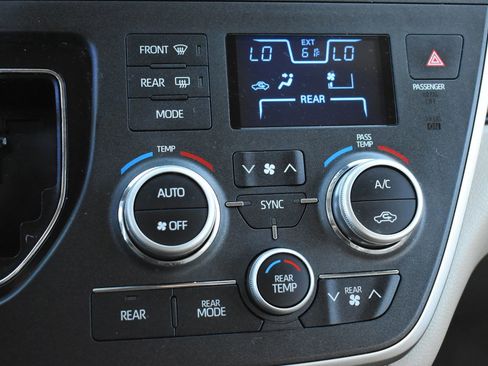 Used 2020 Toyota Sienna XLE Premium image 34