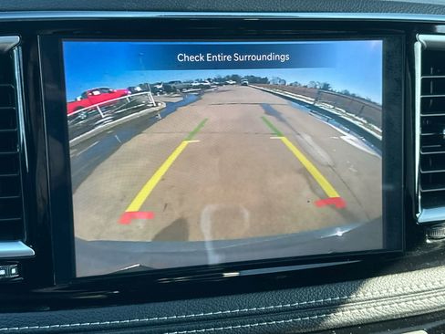 Used 2025 Chrysler Pacifica Limited image 17