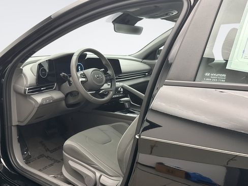 Used 2023 Hyundai Elantra SEL w/ Convenience Package FWD image 10