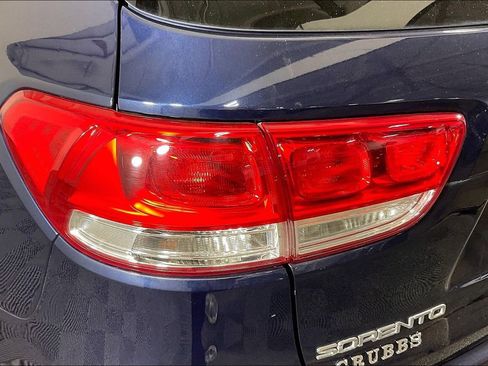 Used 2017 Kia Sorento LX w/ LX Convenience Package image 40