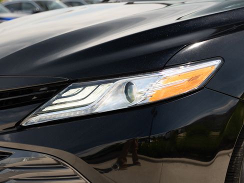 Used 2018 Toyota Camry XLE FWD image 31