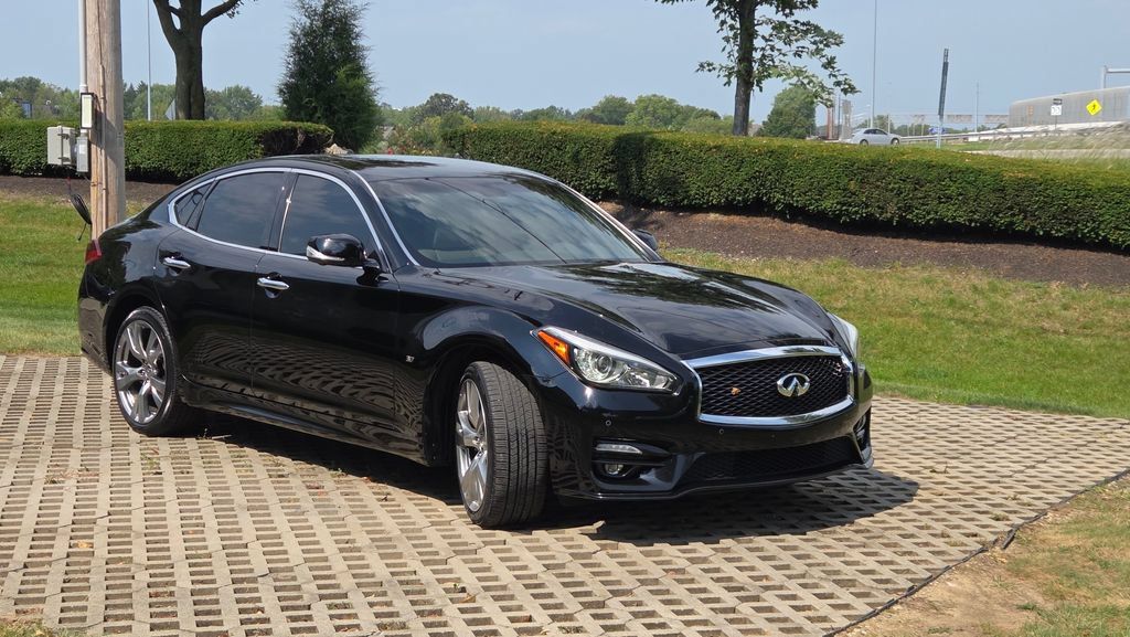 Used 2017 INFINITI Q70 3.7 w/ Sport Package AWD/4WD image 4