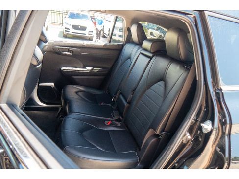 Used 2023 Toyota Highlander XLE AWD/4WD image 19