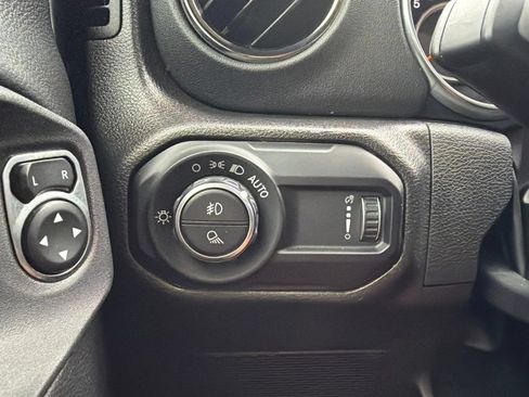 Used 2023 Jeep Gladiator Overland AWD/4WD image 45