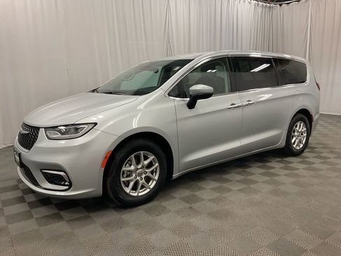 Used 2023 Chrysler Pacifica Touring-L image 5