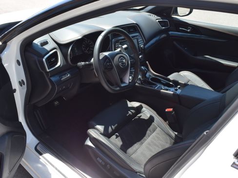 Used 2022 Nissan Maxima SR w/ Sport Mat Group FWD image 9
