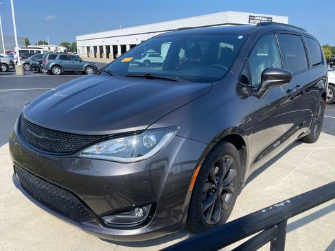 Used 2020 Chrysler Pacifica Touring-L Plus w/ S Appearance Package FWD image 3