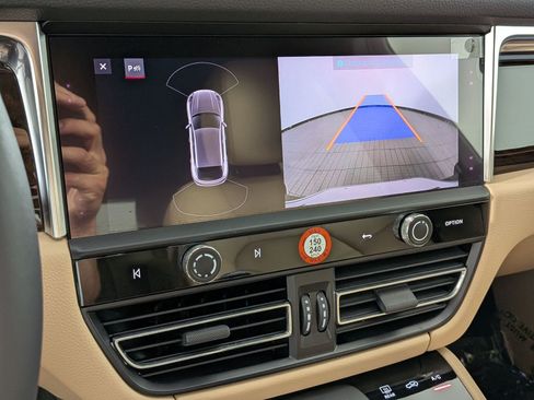 Certified 2023 Porsche Macan AWD/4WD image 17