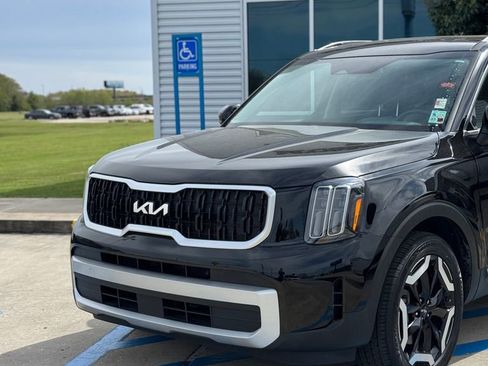Used 2024 Kia Telluride EX w/ EX Captain's Chair Package image 2