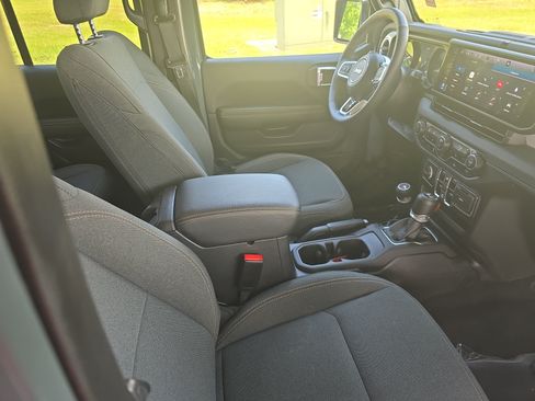 Used 2025 Jeep Wrangler Unlimited Sahara AWD/4WD image 10