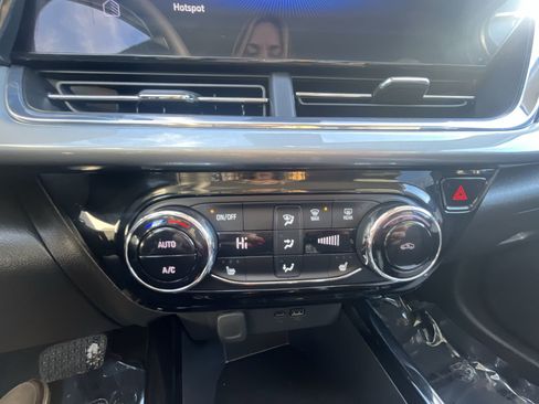 Certified 2025 Chevrolet Trax LT w/ LT Convenience Package image 11