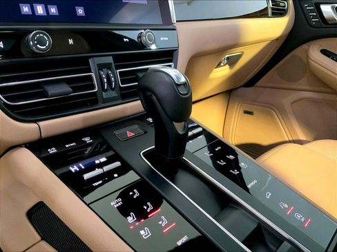 Certified 2023 Porsche Macan image 17