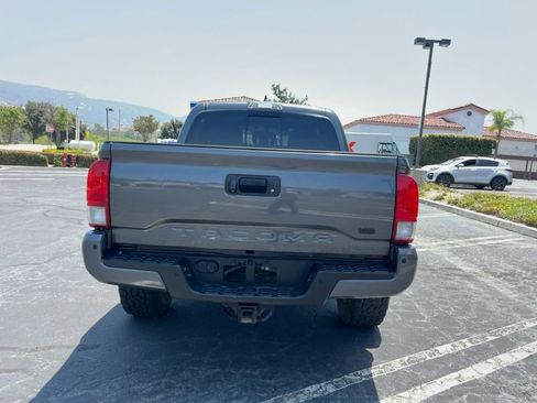 Used 2017 Toyota Tacoma TRD Sport AWD/4WD image 5