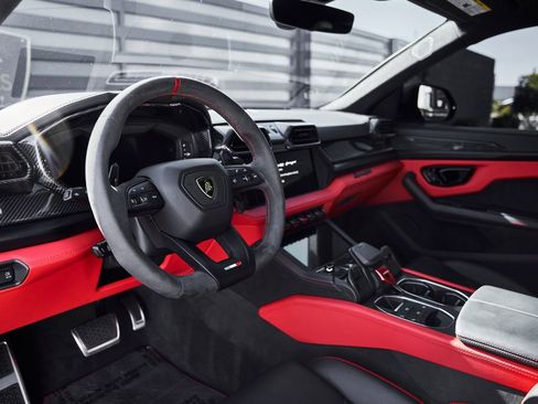 Used 2025 Lamborghini Urus Performante AWD/4WD image 2
