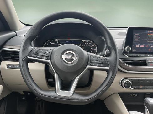 Certified 2025 Nissan Altima 2.5 SV FWD image 9