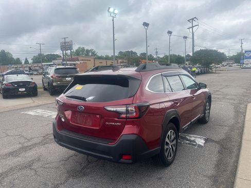 Used 2024 Subaru Outback Premium AWD/4WD image 4