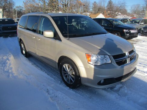 Used 2015 Dodge Grand Caravan SXT image 1