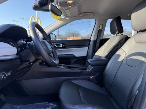 Certified 2022 Jeep Compass Limited image 9