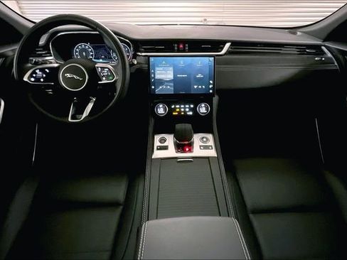 Certified 2025 Jaguar F-PACE R-Dynamic S image 18