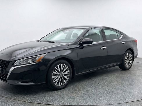 Used 2025 Nissan Altima 2.5 SV FWD image 3