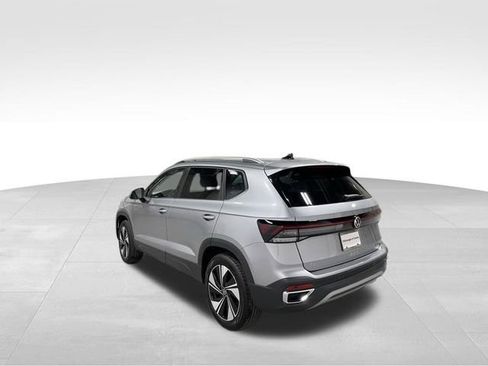Used 2025 Volkswagen Taos SE AWD/4WD image 4