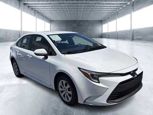 Used 2024 Toyota Corolla LE FWD image 2