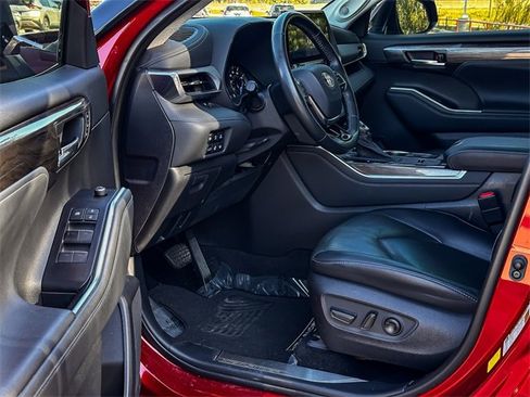 Certified 2021 Toyota Highlander Platinum image 10