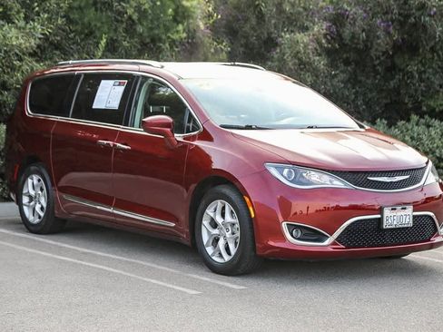 Used 2019 Chrysler Pacifica Touring-L Plus w/ Tire & Wheel Group image 3