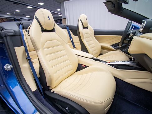 Used 2016 Ferrari California T RWD image 23