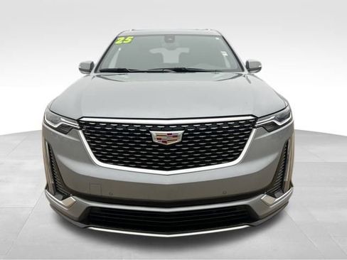 Used 2025 Cadillac XT6 Premium Luxury image 3