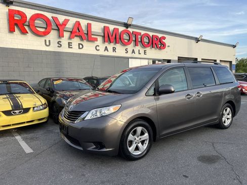 Used 2012 Toyota Sienna LE FWD image 1