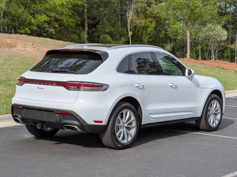 Certified 2025 Porsche Macan AWD/4WD image 30
