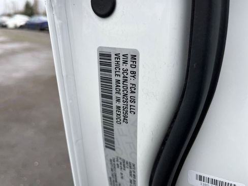 Used 2025 Jeep Compass Limited image 31