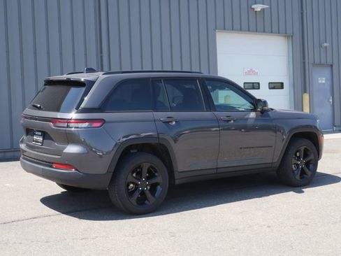 Used 2025 Jeep Grand Cherokee Altitude AWD/4WD image 11